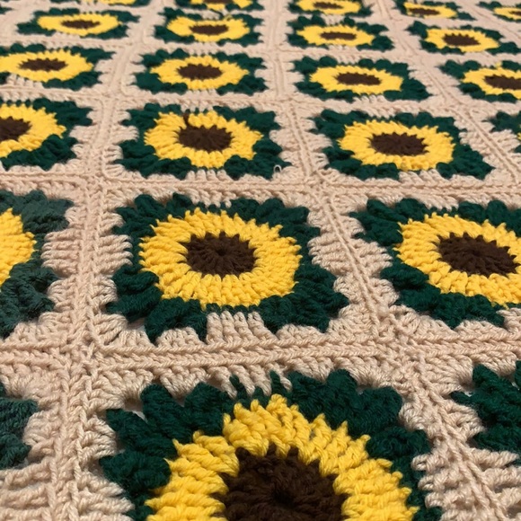 Other - Vintage Crocheted Daisy Blanket